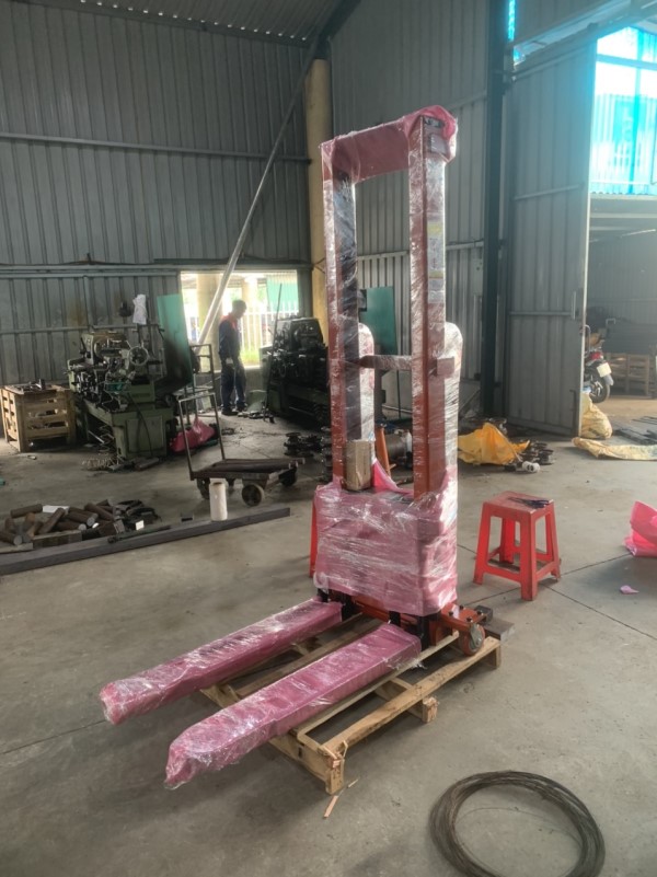 Xe nâng điện tự leo