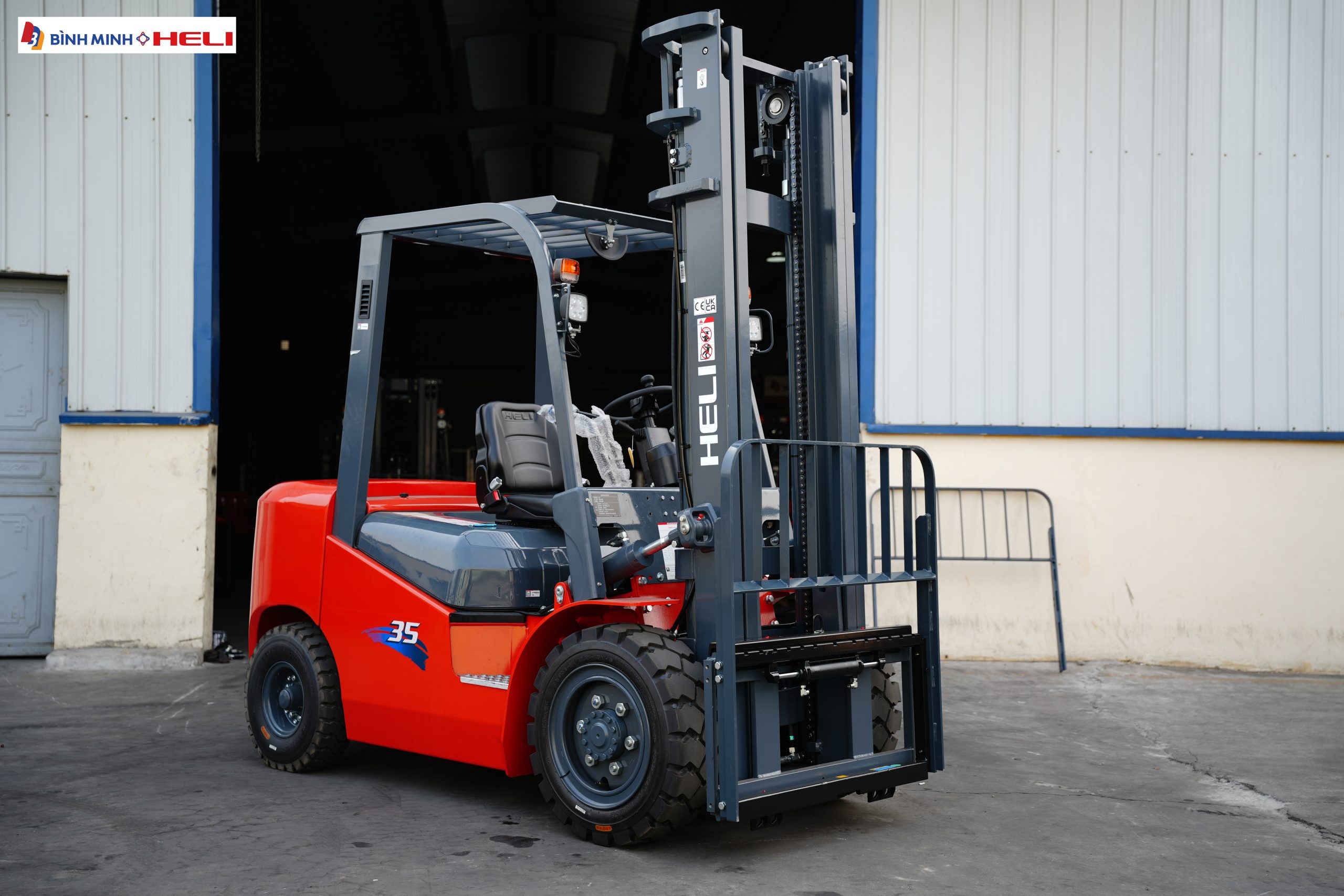 Xe nâng dầu 3,5 tấn HeLi new 100%