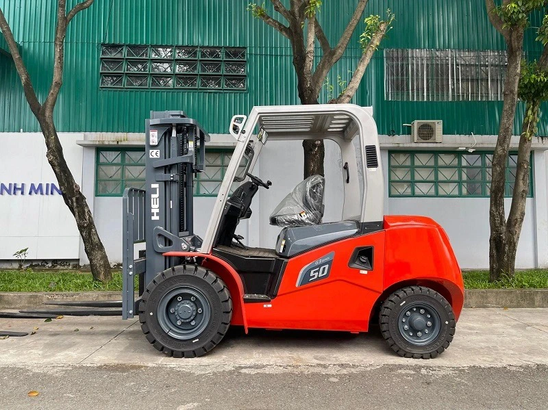 Xe nâng 5 tấn động cơ dầu mạnh mẽ mới 100%