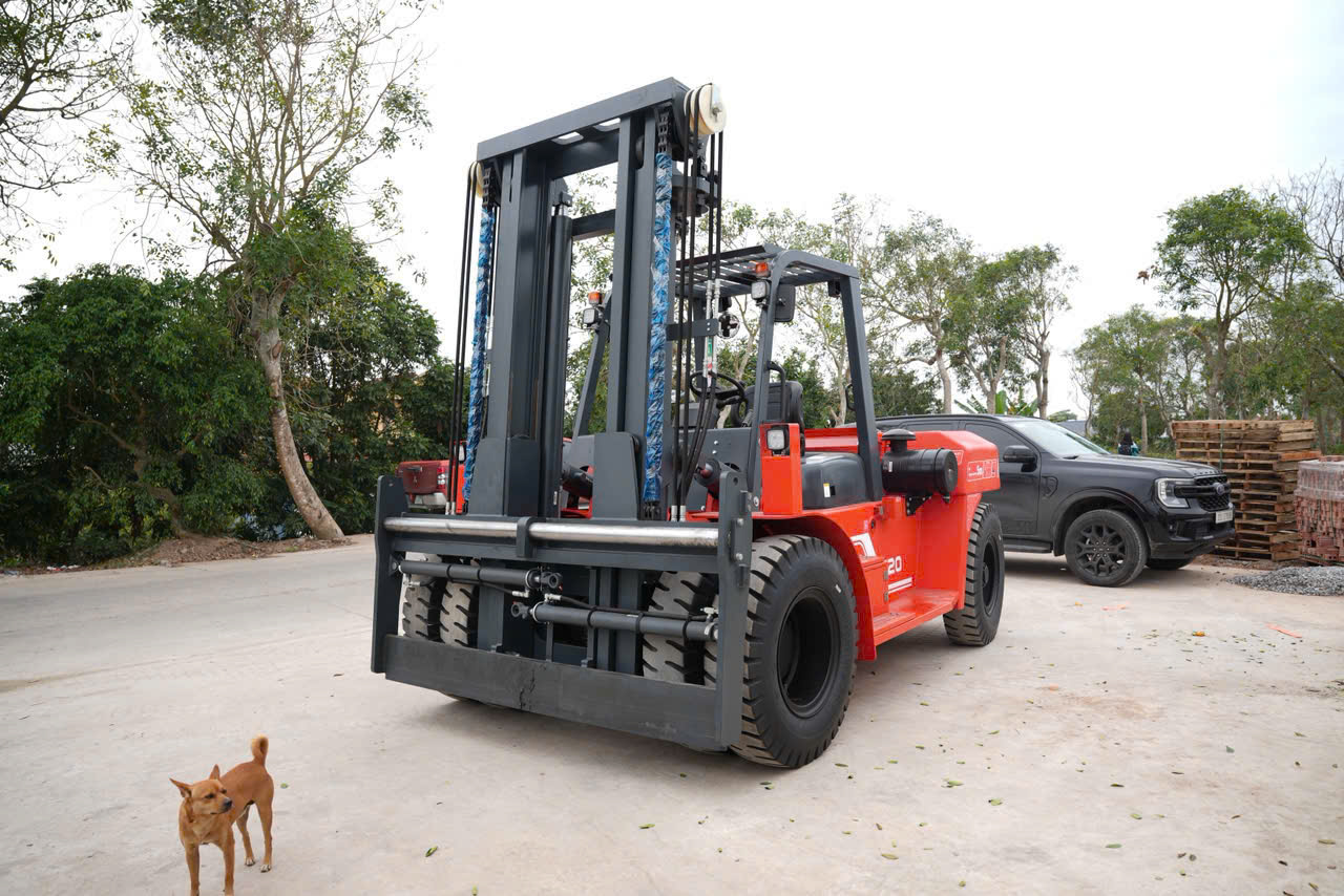 Xe nâng 12 tấn động cơ Quanchai mới 100%