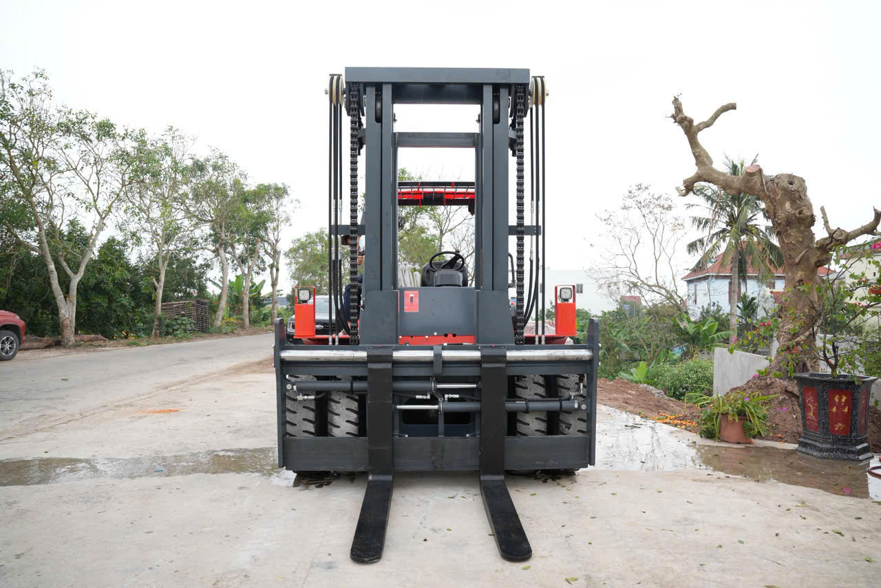 Xe nâng 12 tấn động cơ Quanchai mới 100%