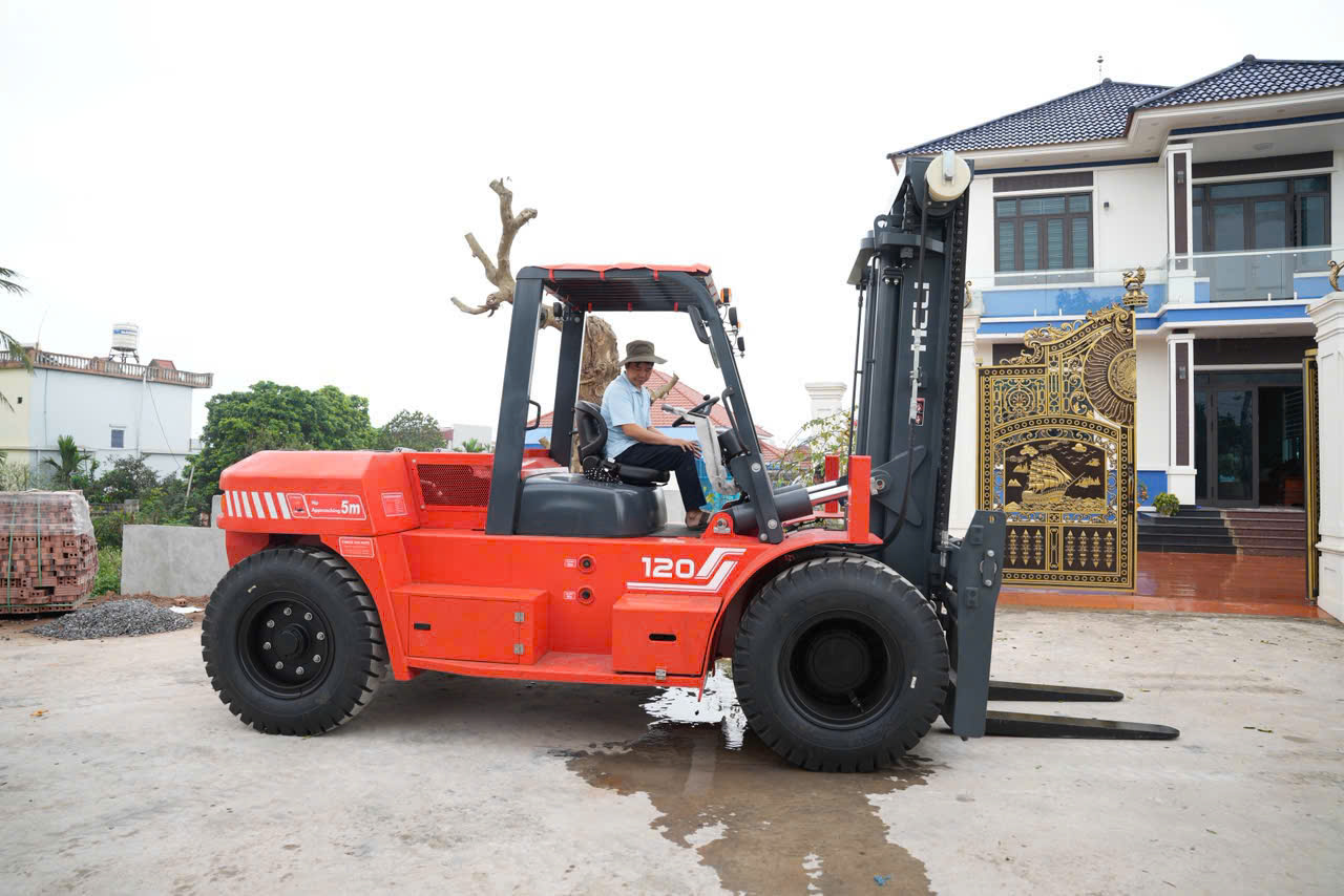 Xe nâng 12 tấn động cơ Quanchai mới 100%